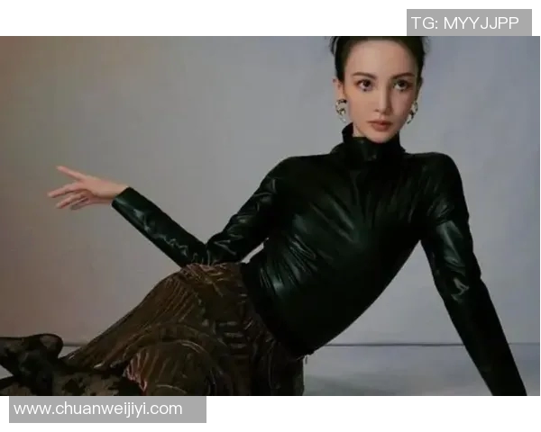 足球明星女友身穿时尚皮衣展现魅力风采引发热议 足球明星女友身穿时尚皮衣展现魅力风采引发热议